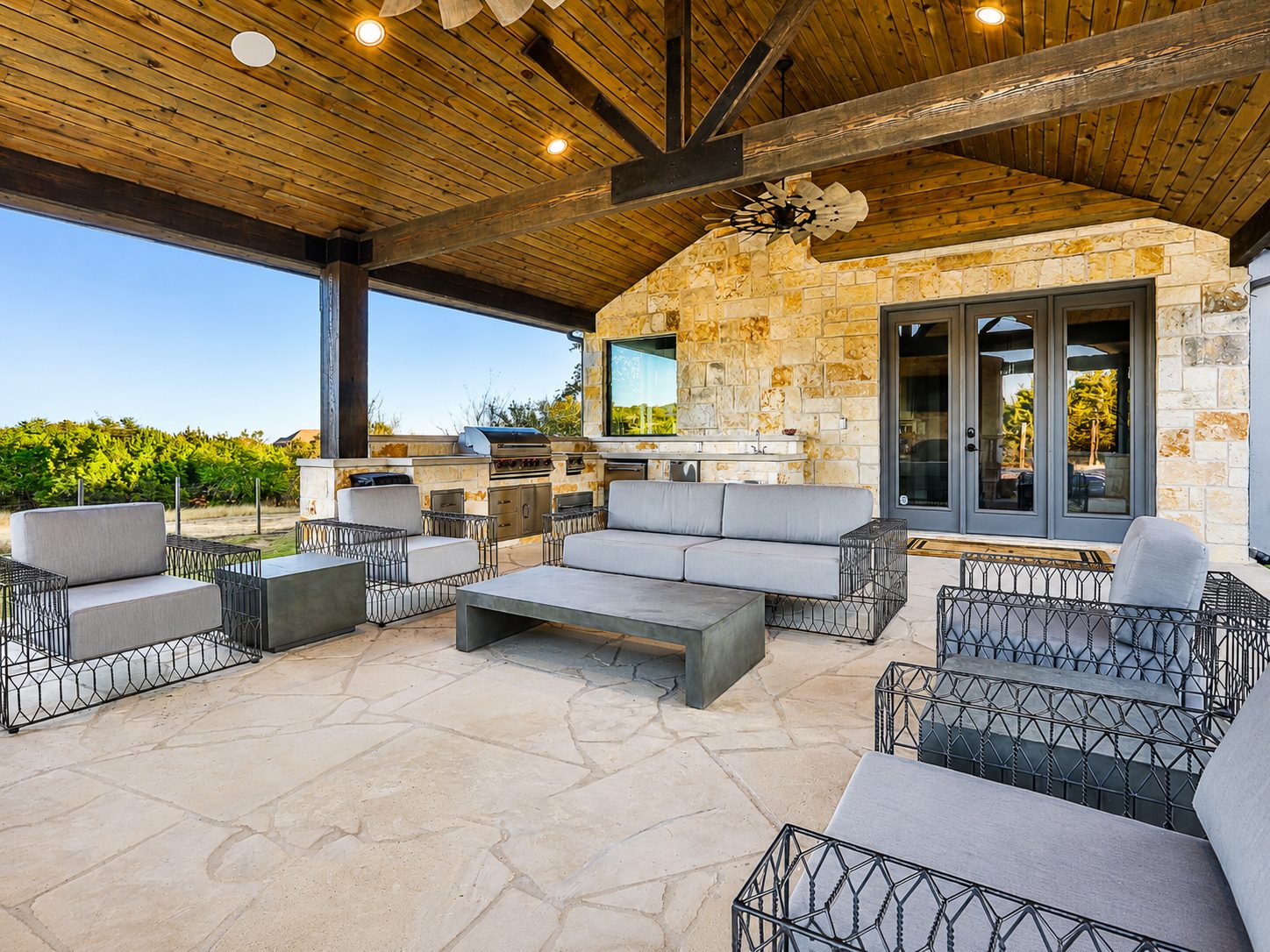 Rugged Earth flagstone hardscape and lounge